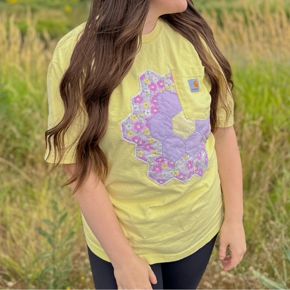 Carhartt T-shirt with vintage quilt flower patch - Picture 3 of 3